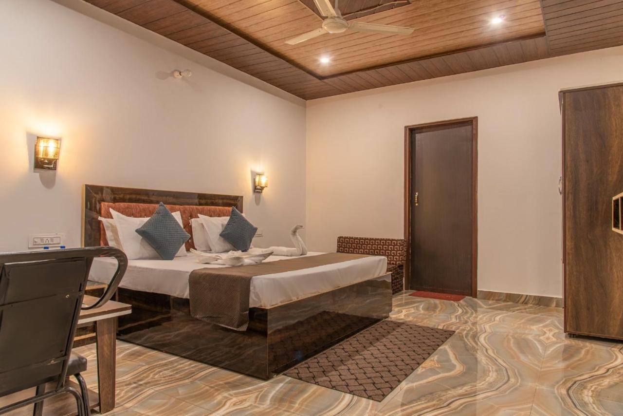 Panormic View By The North Edge Appartement Kasauli Buitenkant foto