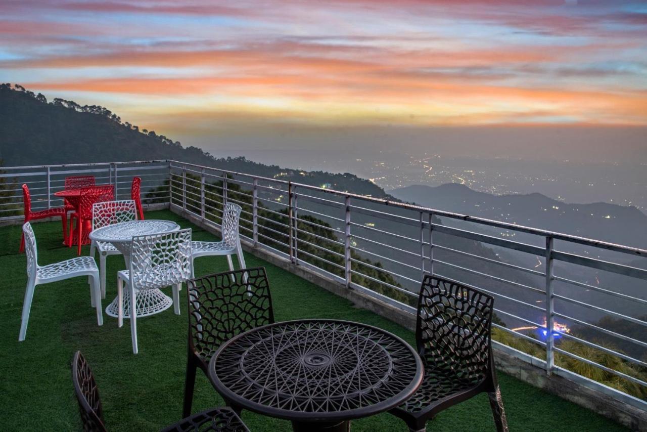 Panormic View By The North Edge Appartement Kasauli Buitenkant foto