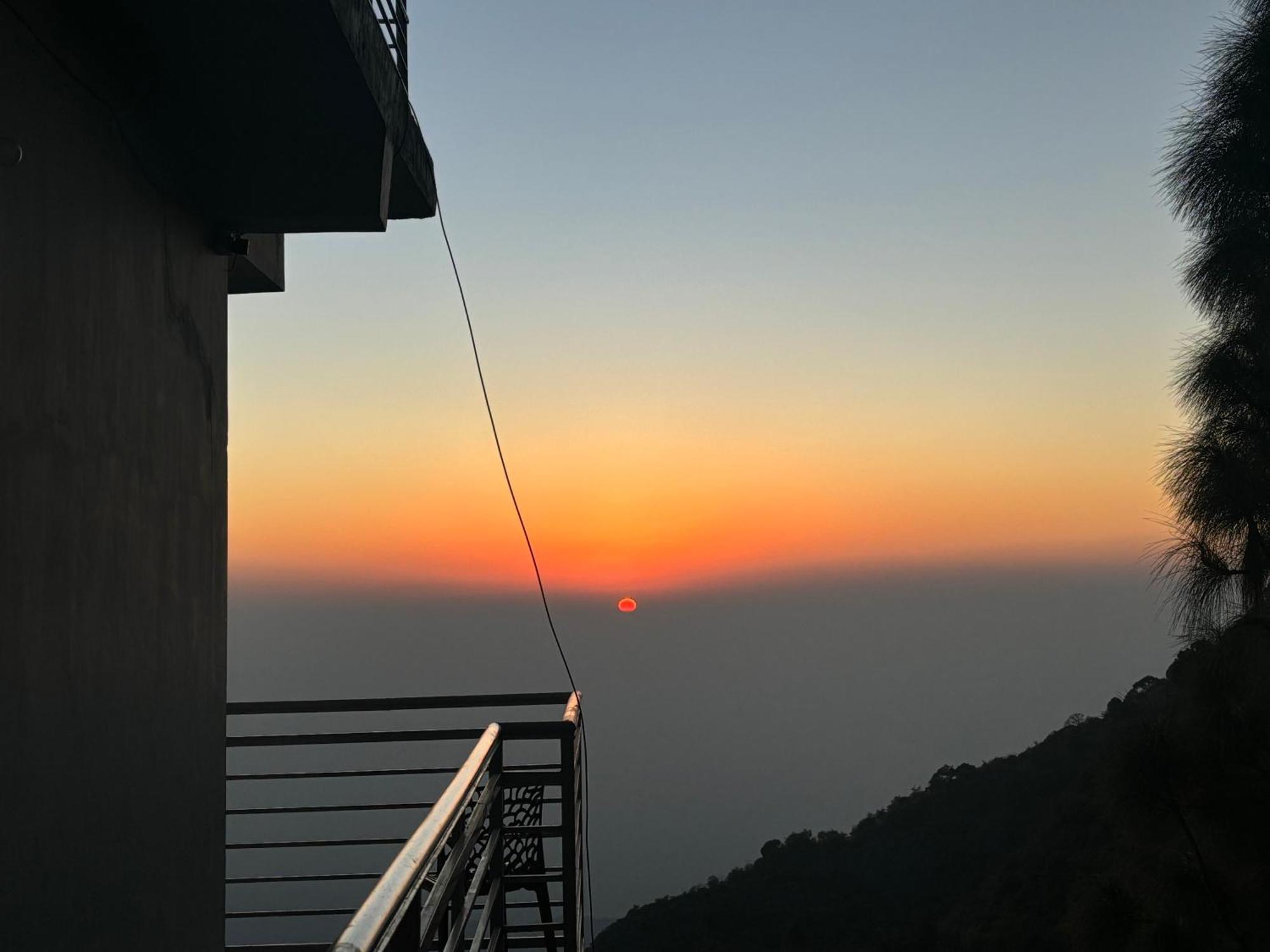 Panormic View By The North Edge Appartement Kasauli Buitenkant foto
