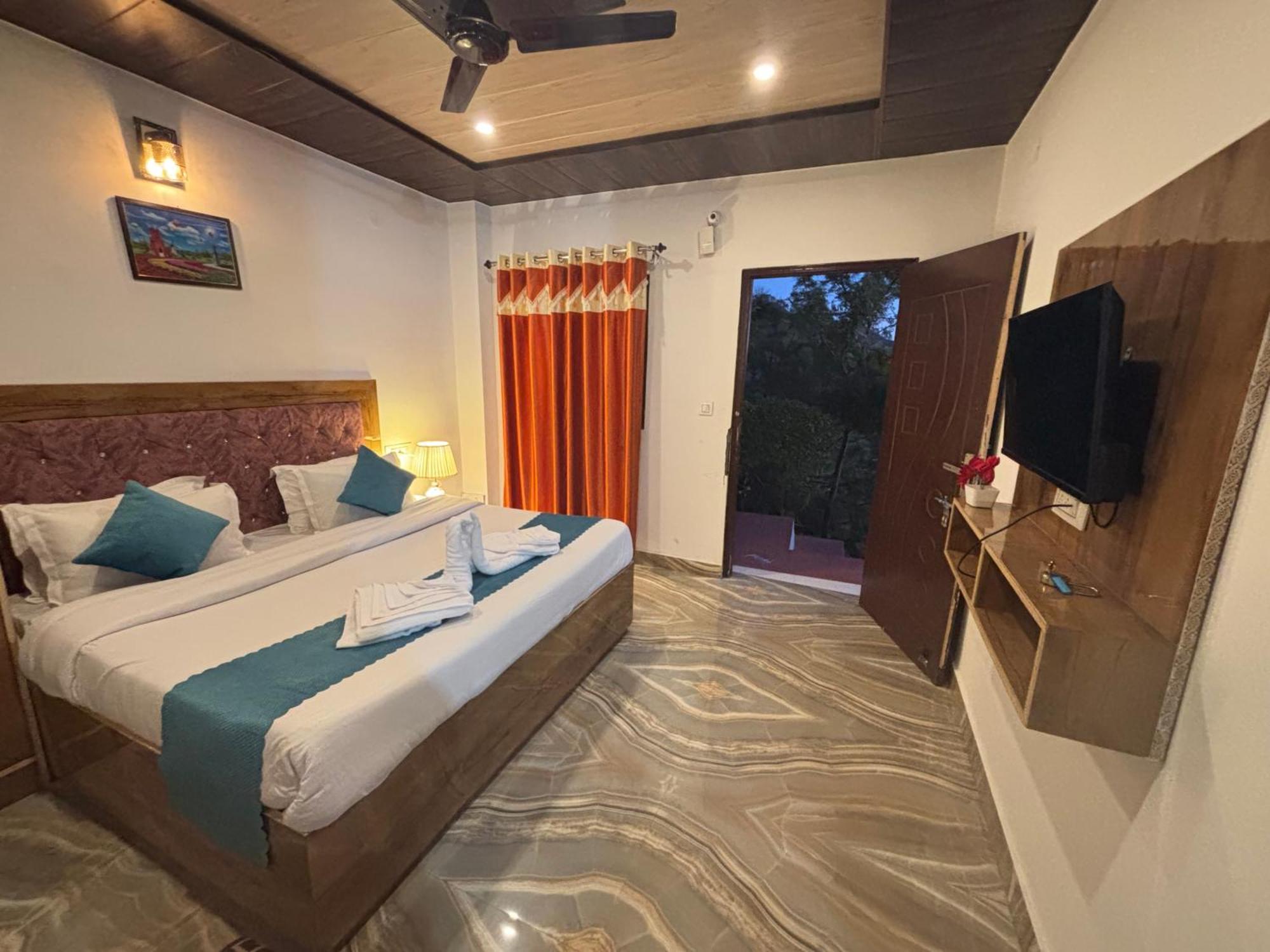 Panormic View By The North Edge Appartement Kasauli Buitenkant foto
