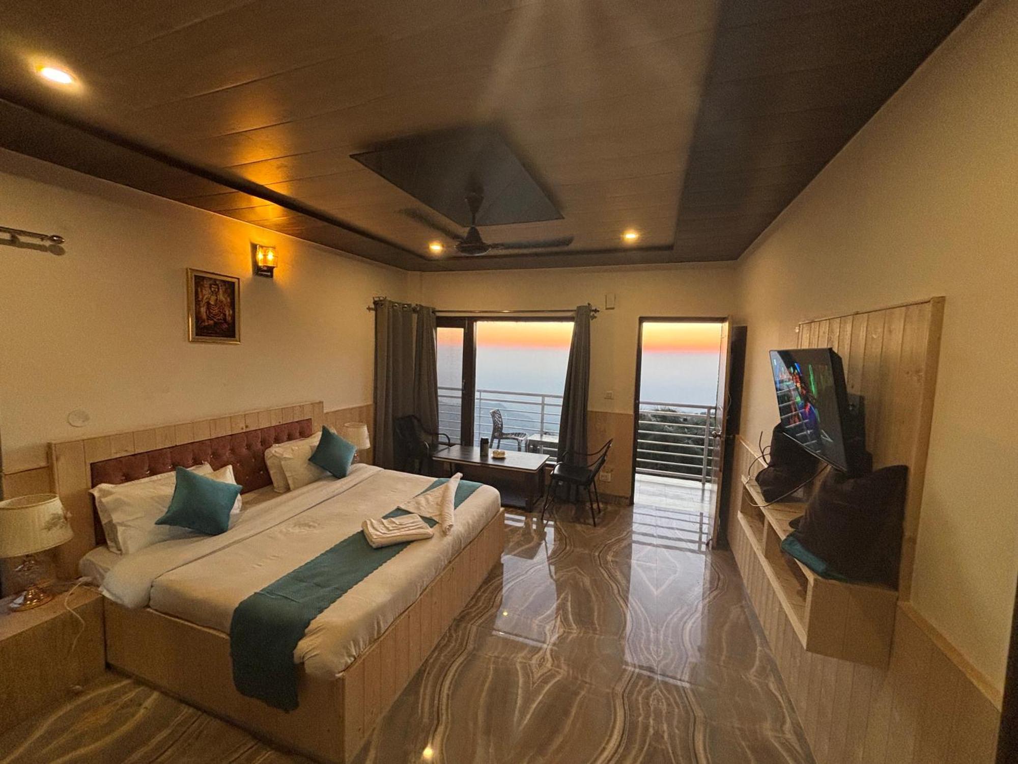 Panormic View By The North Edge Appartement Kasauli Buitenkant foto