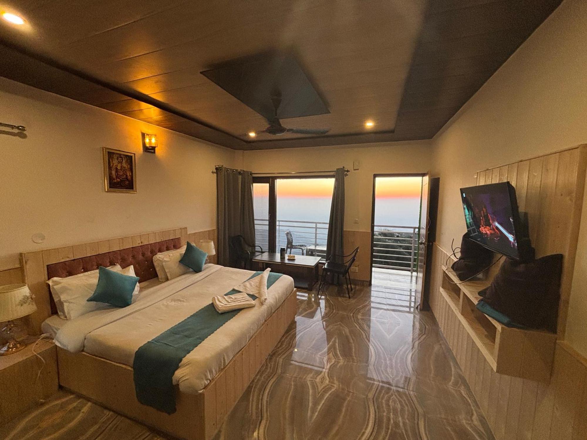 Panormic View By The North Edge Appartement Kasauli Buitenkant foto