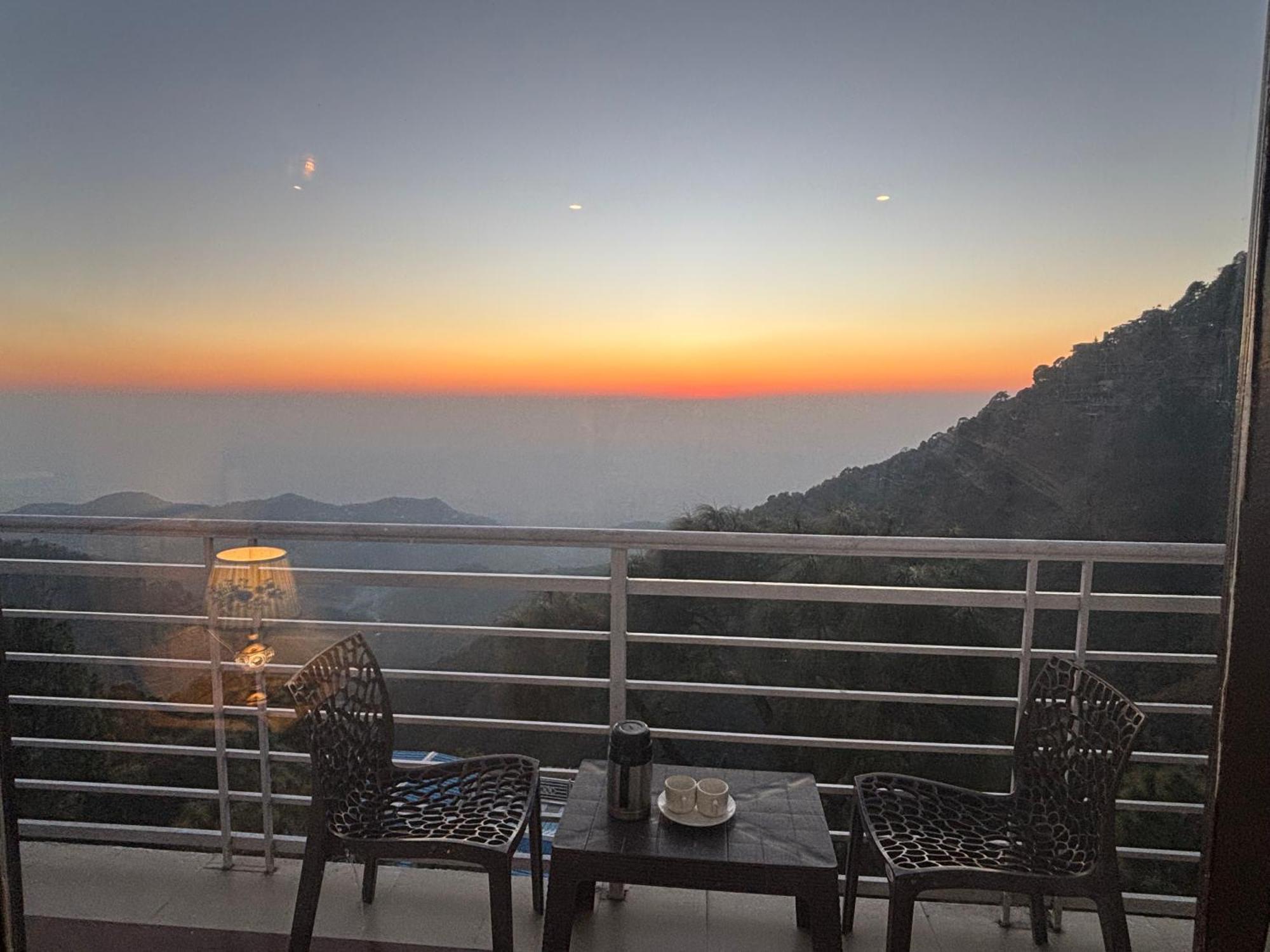 Panormic View By The North Edge Appartement Kasauli Buitenkant foto