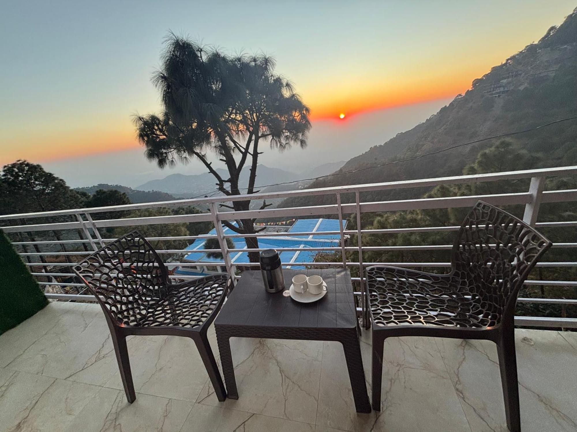 Panormic View By The North Edge Appartement Kasauli Buitenkant foto